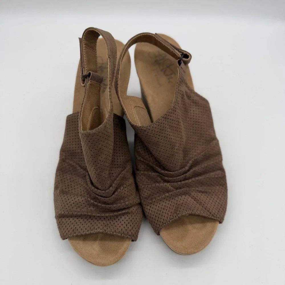 LifeStride Harriet Taupe Perforated Wedge Sandals 7.5M 4 Inch Heel 750963